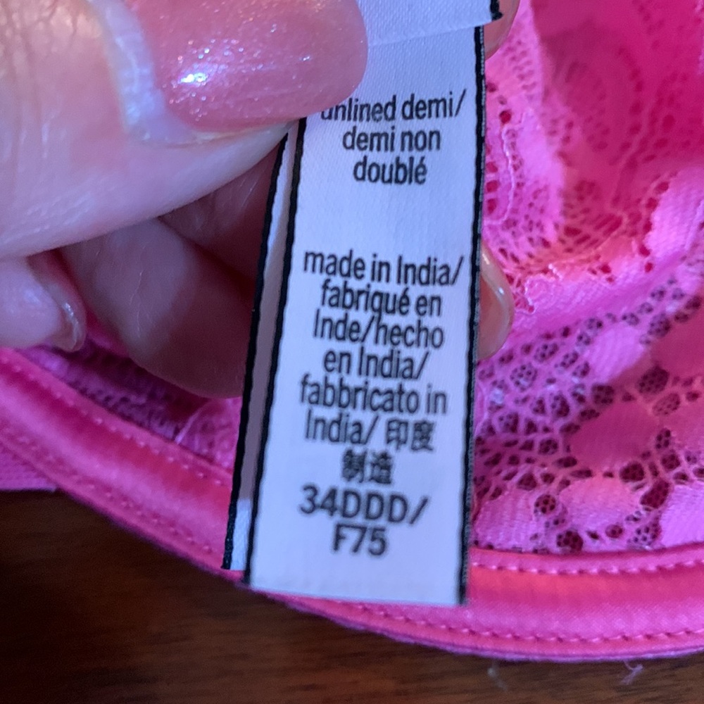 Three Victoria Secret lace bras - Picture 5 of 9
